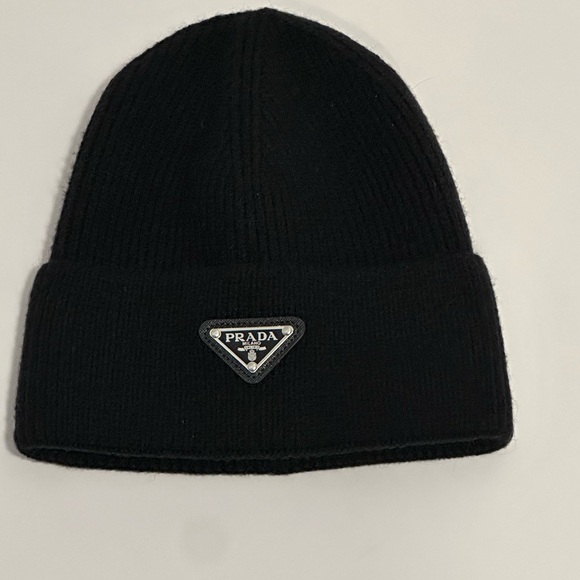 Prada
triangle-logo wool-cashmere beanie - Picture 1 of 2